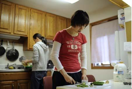 张怡宁(右)与室友史欣在宿舍里做晚饭